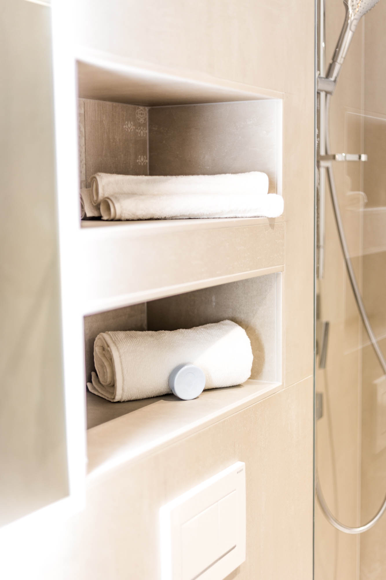 Im Comfortbad gibt es kleine Wandnischen zum verstauen von Handtüchern oder Hygieneartikeln.